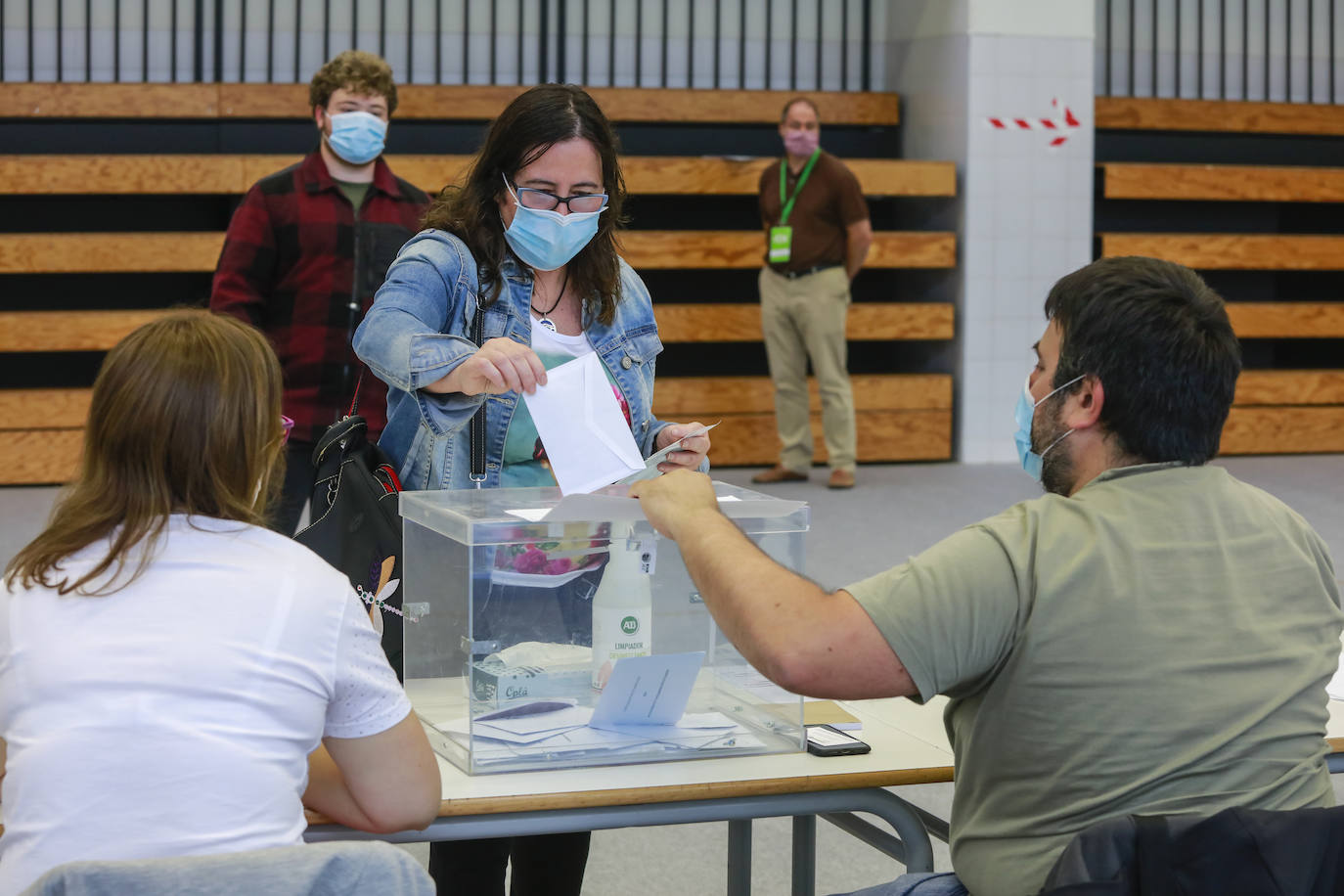 Una vecina de Vitoria introduce el sobre con su voto en una urna situada en el colegio de Primaria del barrio de Ibaiondo.