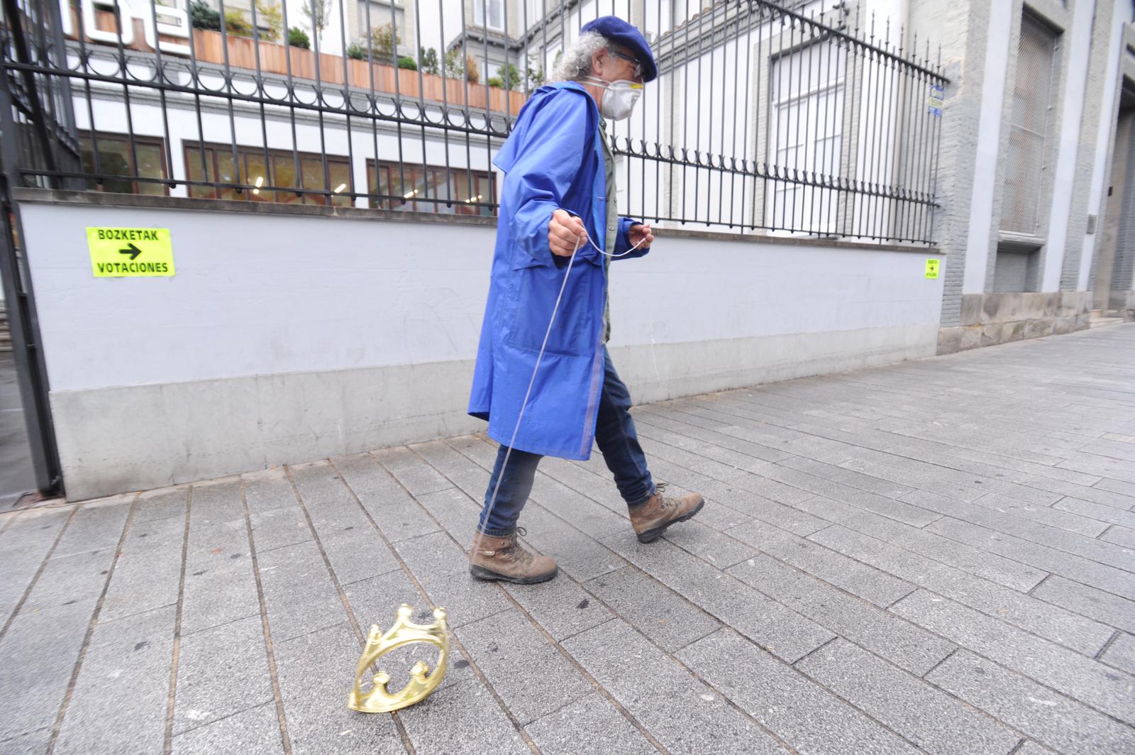 Sabin ha acudido a votar en Vitoria con una «metafórica» corona.