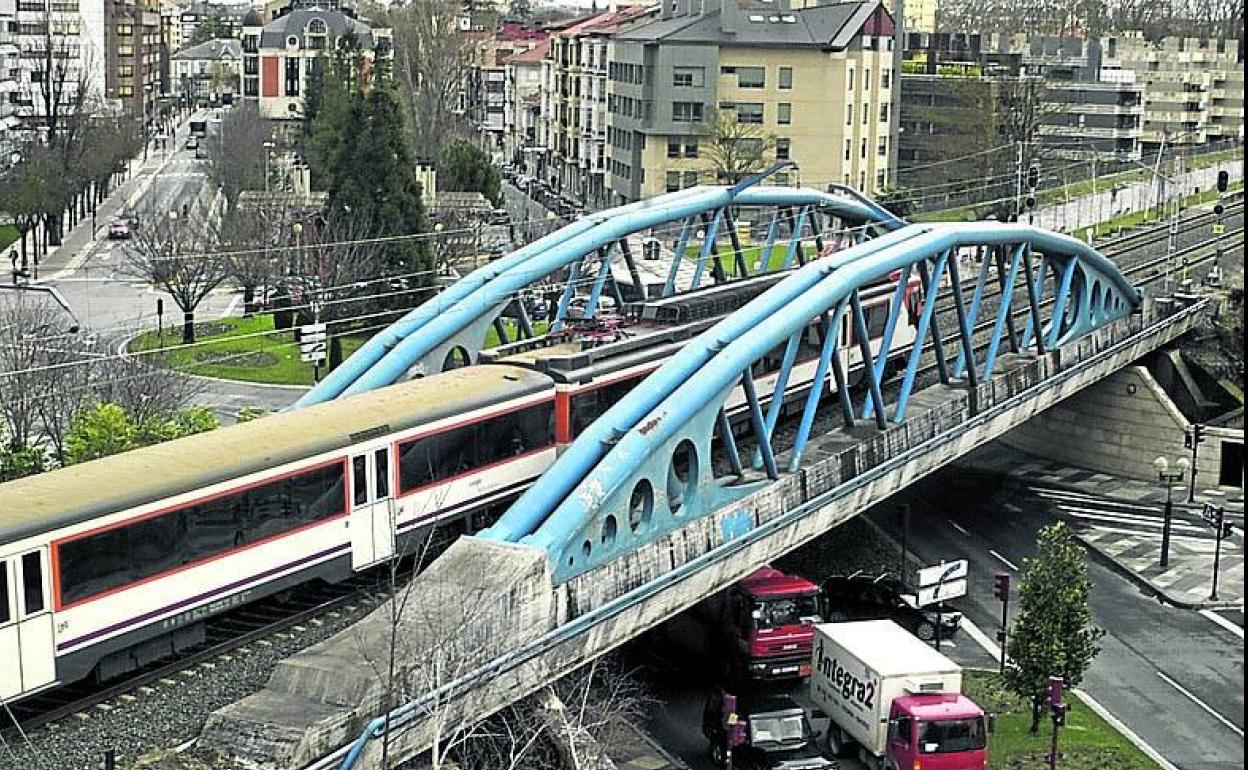 Vista aérea del puente azul de Portal de Castilla. 