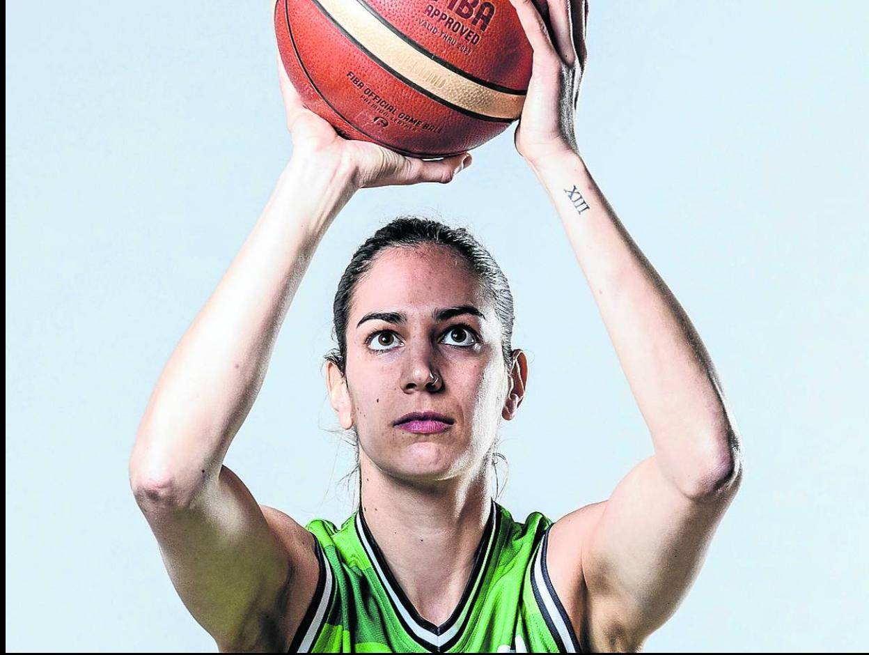 Tania Pérez posa con el balón en la temporada de su debut en Vitoria.