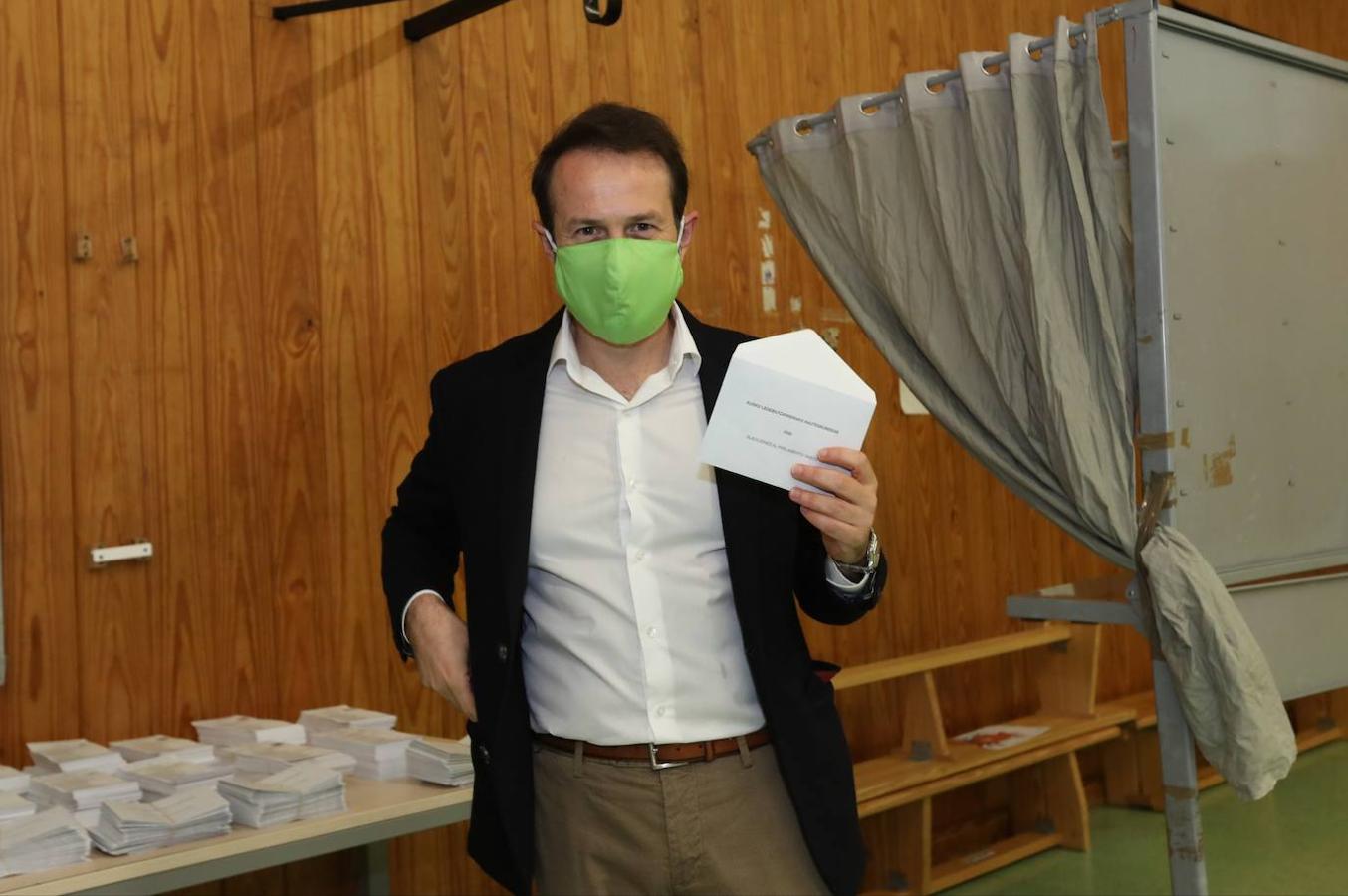 El candidato de EQUO José Ramón Becerra, en un colegio de Bilbao.