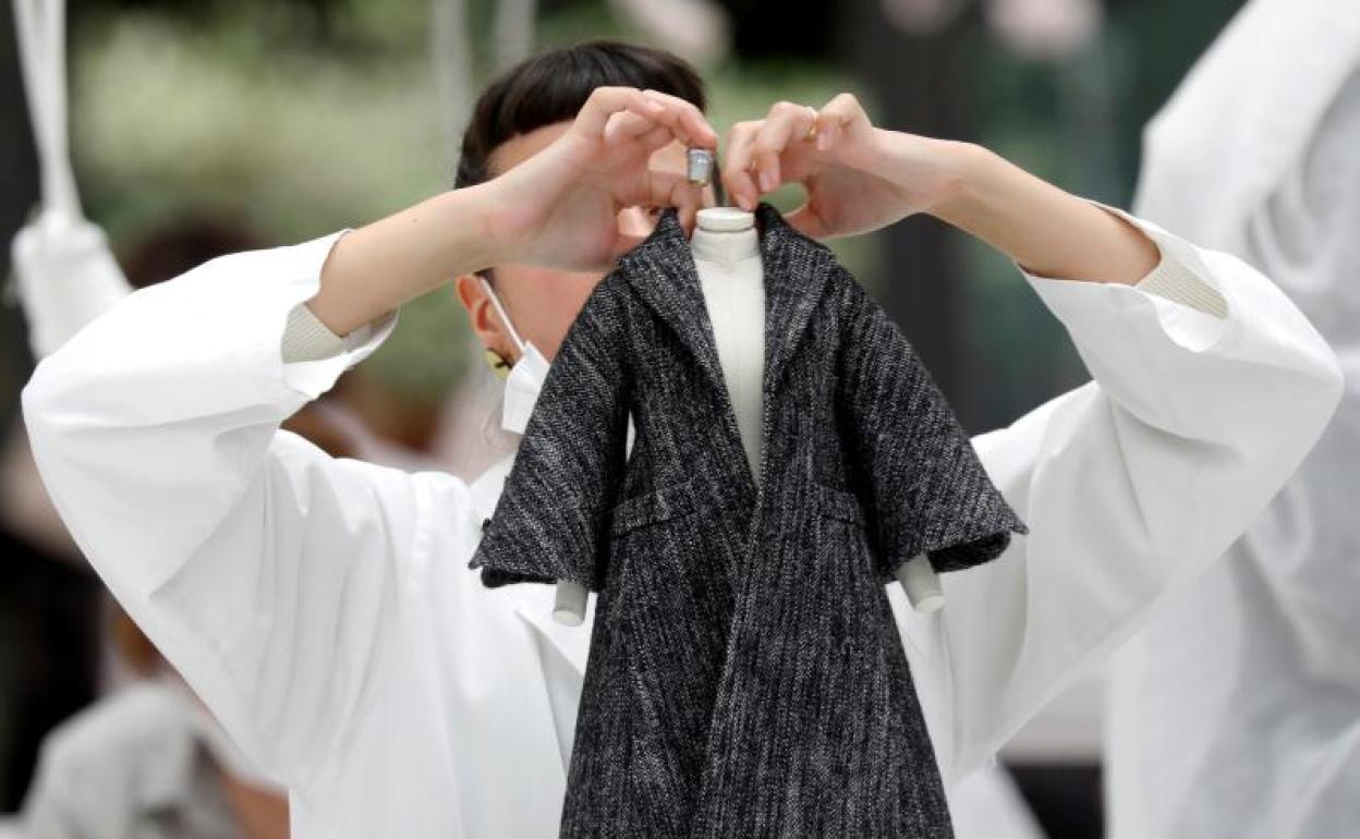 Un artesano trabaja en el taller de Dior en una de las piezas en miniatura. 