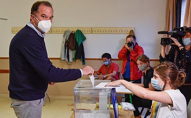 Iturgaiz ha depositado su voto a primera hora.