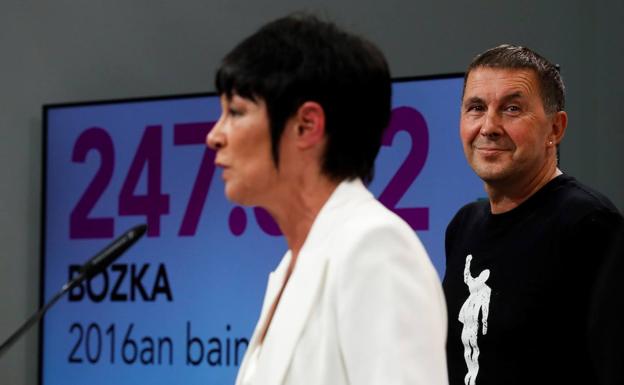 Maddalen Iriarte interviene en la presencia de Arnaldo Otegi.