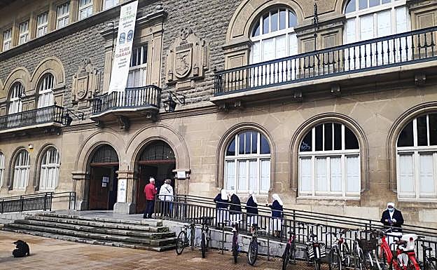 Un grupo de monjas se dispone a votar.