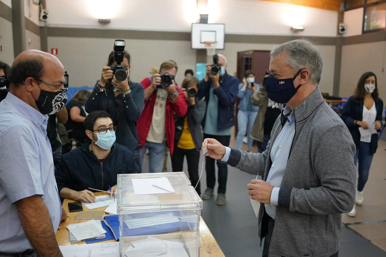 El lehendakari Iñigo Urkullu ha votado a las 9.30 horas en Durango. 