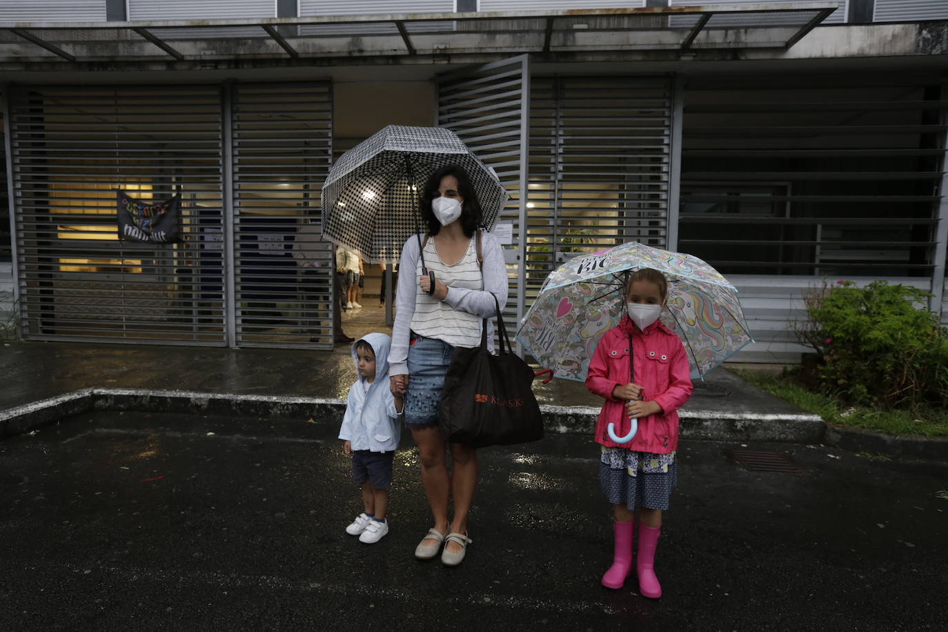 Elena acude al colegio electoral junto a sus hijos, en Santurtzi.