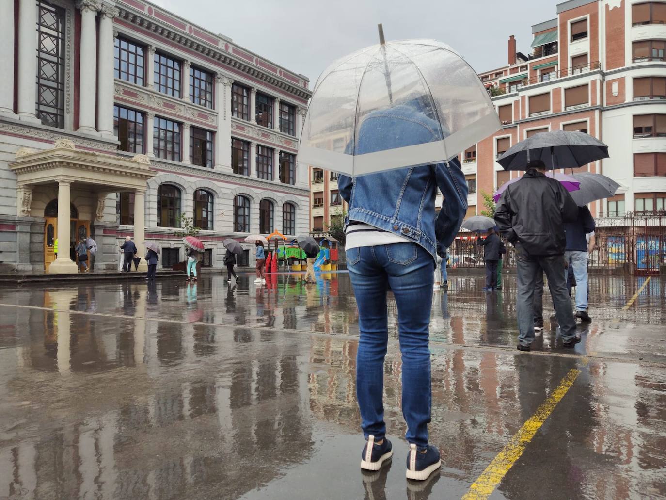 Colas con distancias de seguridad.