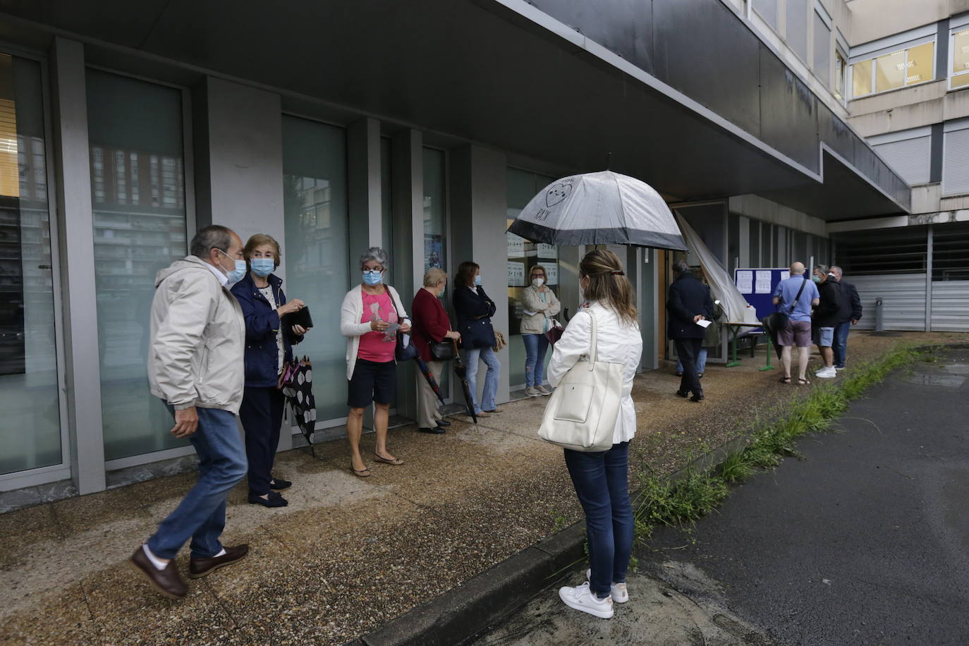 Los más madrugadores en Santurtzi han acudido a votar a las 9 horas. 