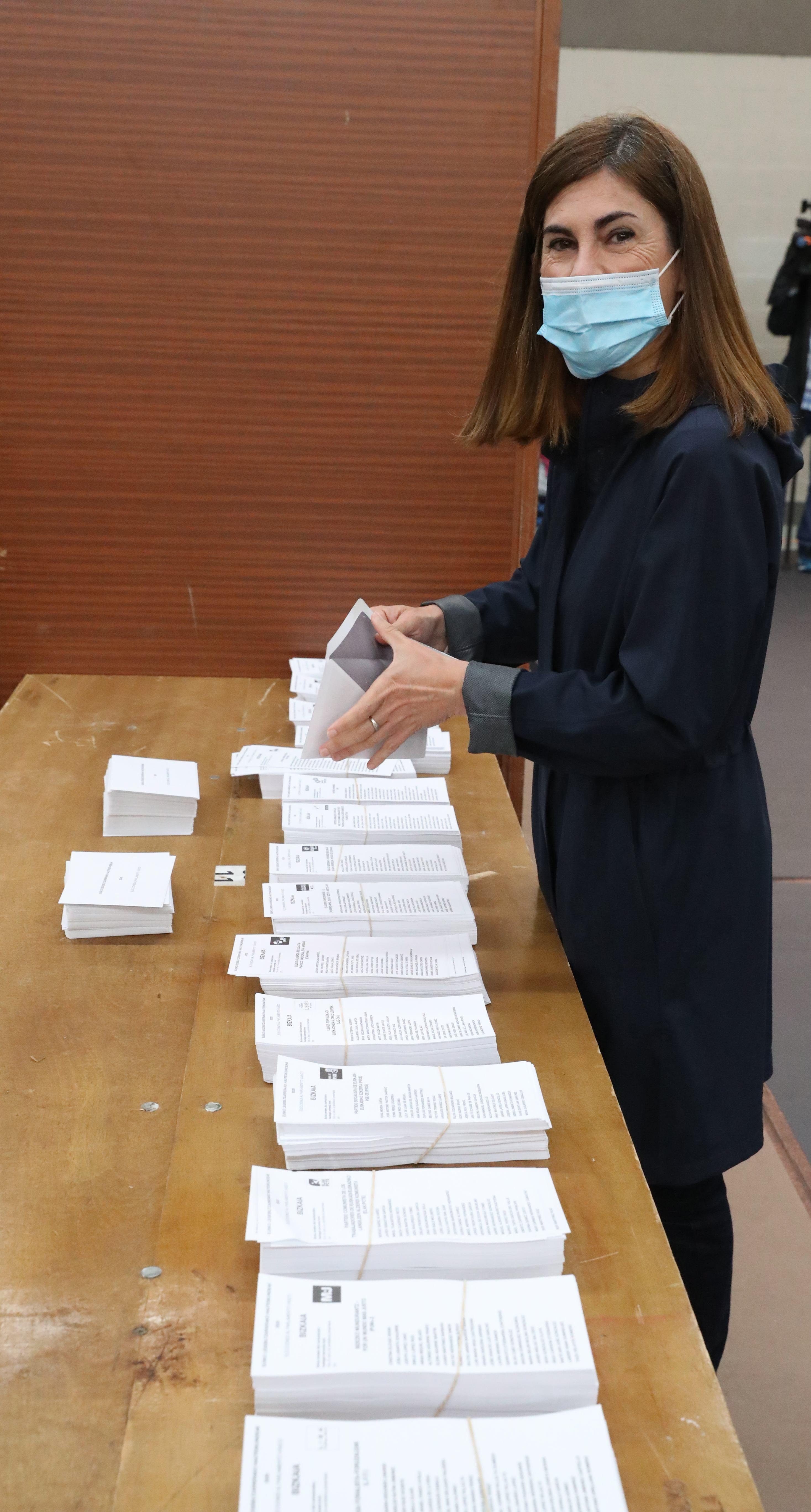 La candidata de Podemos Euskadi Miren Gorrotxategi ha votado en el colegio publico Zabalarra de Durango.