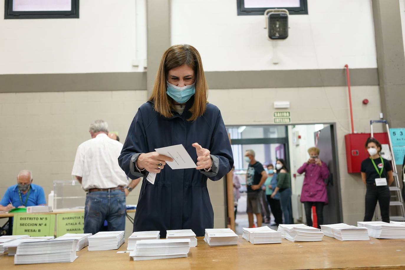 La candidata de candidata de Elkarrekin Podemos-IU Miren Gorrotxategi también ha depositado su voto en el colegio Zabalarra de Durango. 