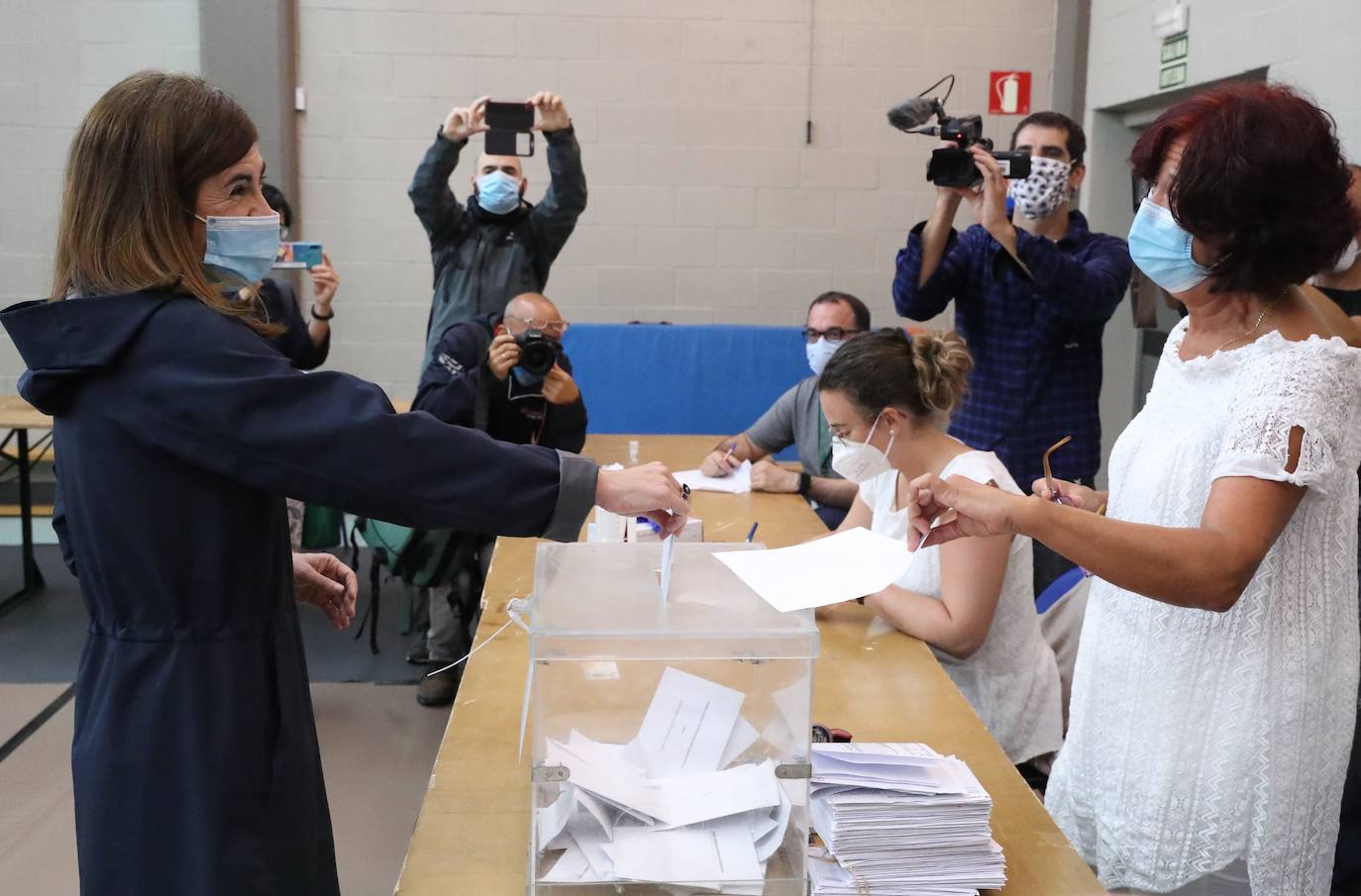 La candidata de candidata de Elkarrekin Podemos-IU Miren Gorrotxategi también ha depositado su voto en el colegio Zabalarra de Durango. 