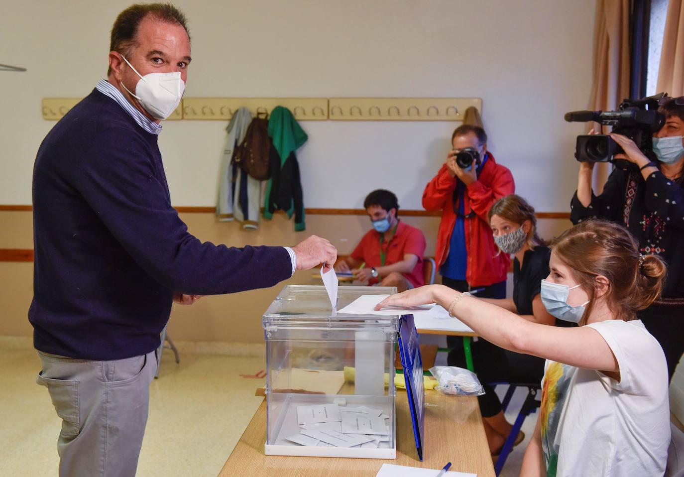 El candidato del PP Carlos Iturgaiz ha votado en un colegio de Las Arenas, también a las 9.30 horas