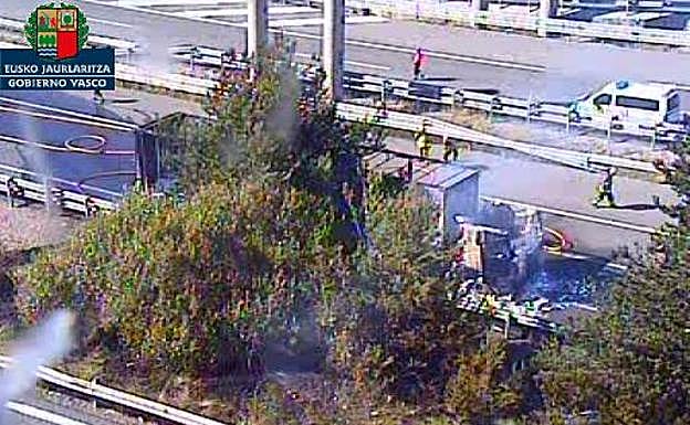 Los servicios de emergencias trabajan en el lugar para apagar las llamas y devolver la normailidad a la autopista. 