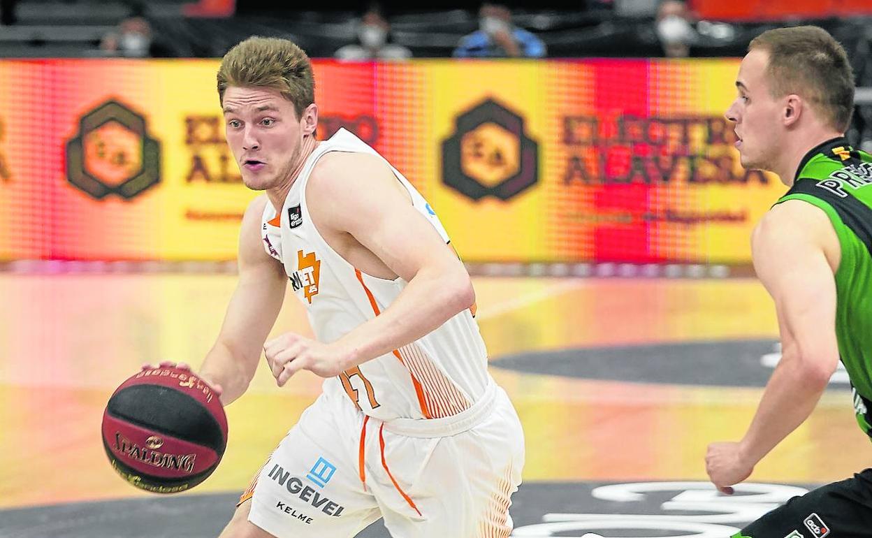 Arturs Kurucs conduce el balón ante Klemen Prepelic durante el choque de la fase final ACB de Valencia ante el Joventut. 