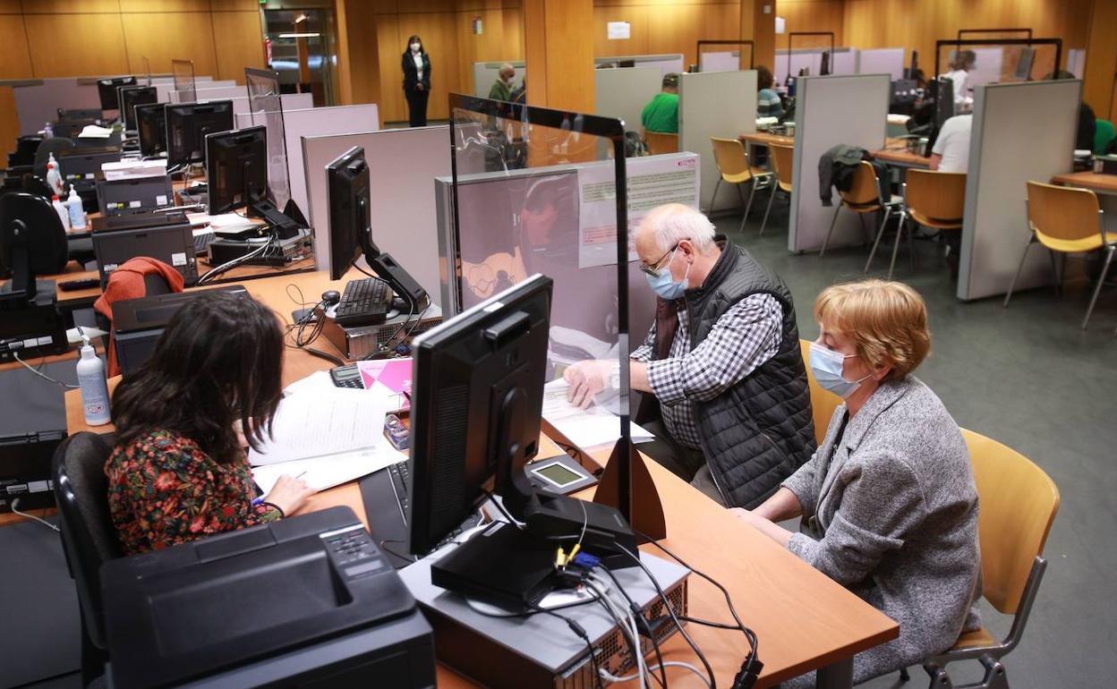 Declaración de la renta en las oficinas de la Hacienda alavesa. 
