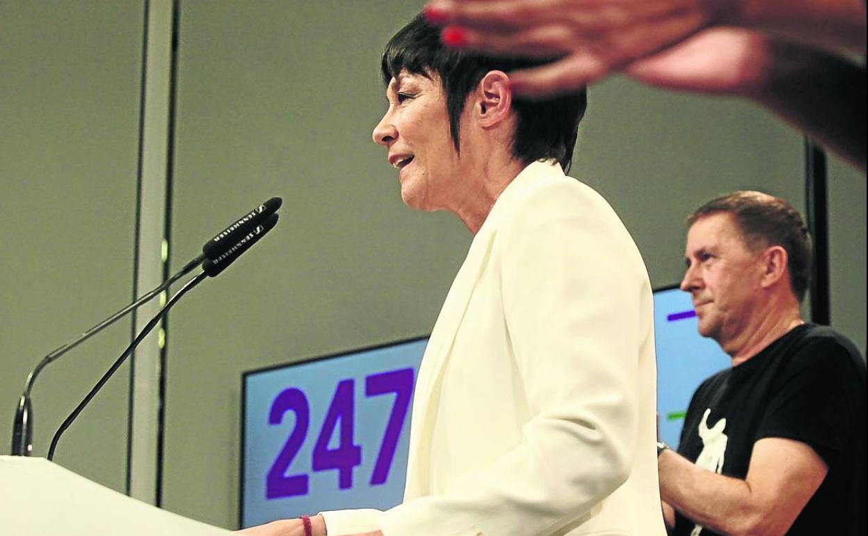 Maddalen Iriarte y Arnaldo Otegi, durante la rueda de prensa de ayer.