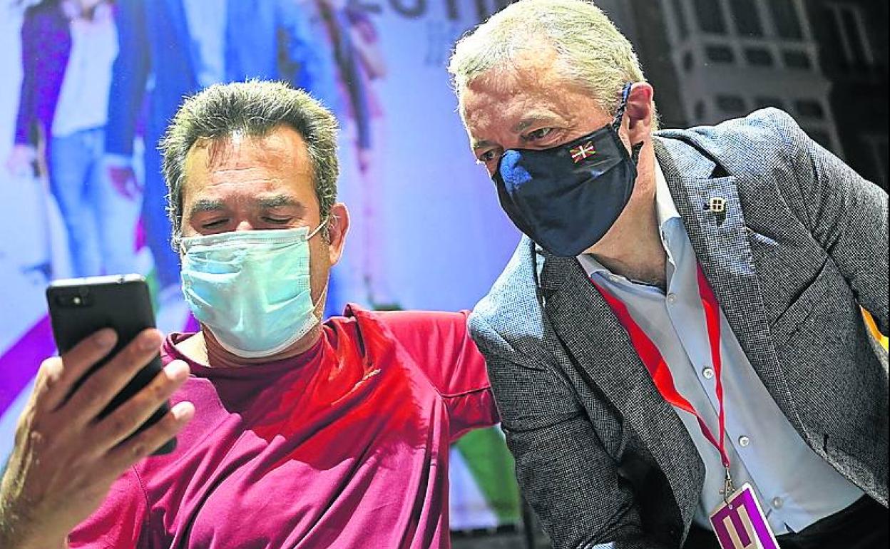 Un hombre se hace un selfie con Urkullu la noche del 12-J. 