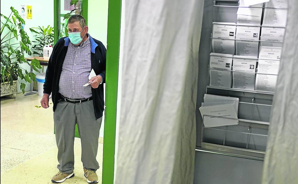 Un hombre aguarda su turno para votar en un colegio electoral de Durango.