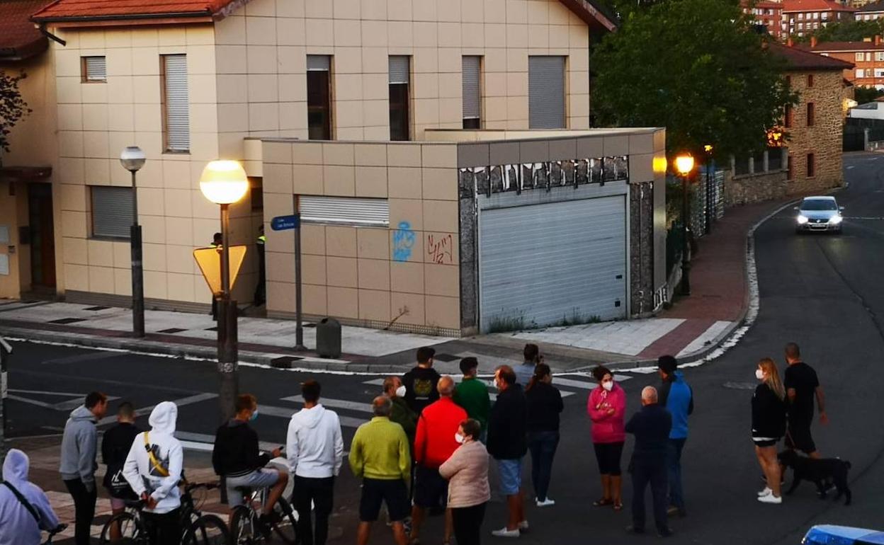 Momento en que ertzainas proceden a la detención de los tres okupas.