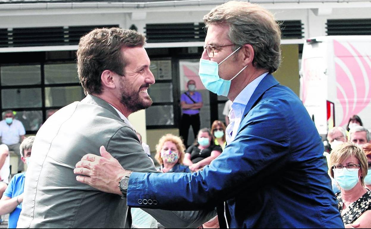 Pablo Casado y Alberto Núñez Feijóo, en un acto durante la pasada campaña electoral en Galicia.