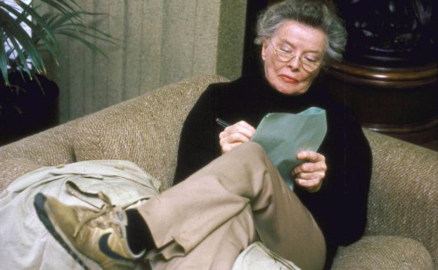 Katharine Hepburn con sus zapatillas Nike en una foto para 'Vogue'. 