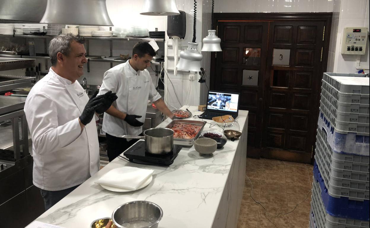 El chef José Álvarez, de 'La costa' en El Ejido, durante su intervención en el Encuentro de los Mares.