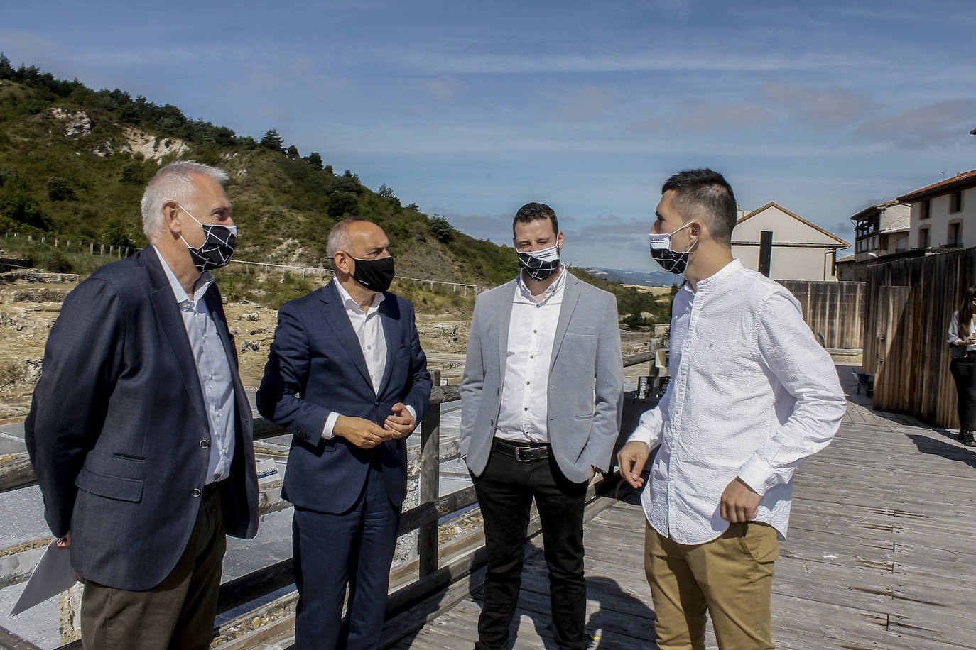Daniel Solana, director de la Fundación Valle Salado, el diputado general de Álava, Ramiro González, y los cocineros Jon Gil (Aspaldiko) y Luis Hernani (Mano Lenta).