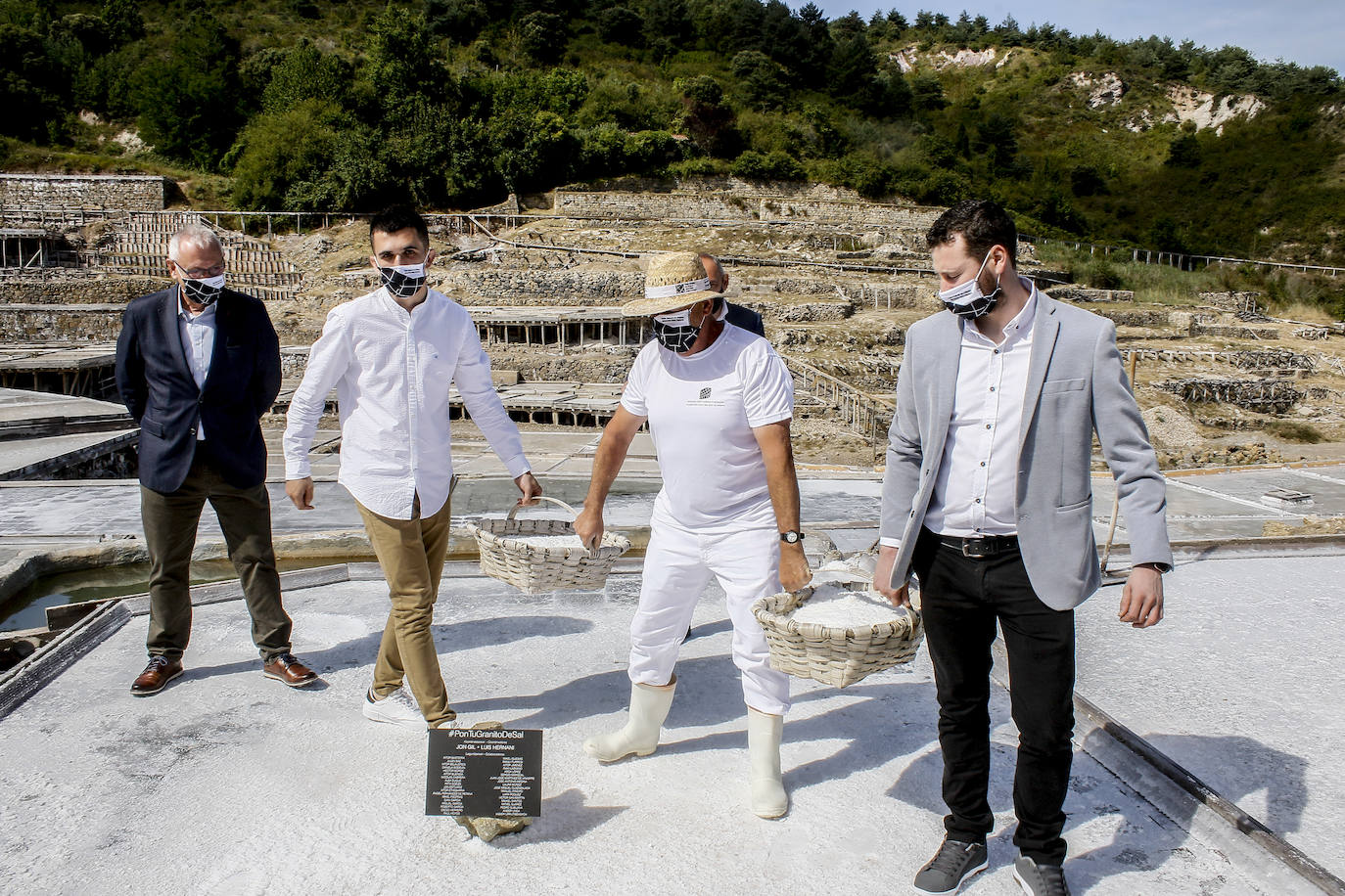 Los cocineros, ayudados por Edorta Loma, cargan los cestos de sal.