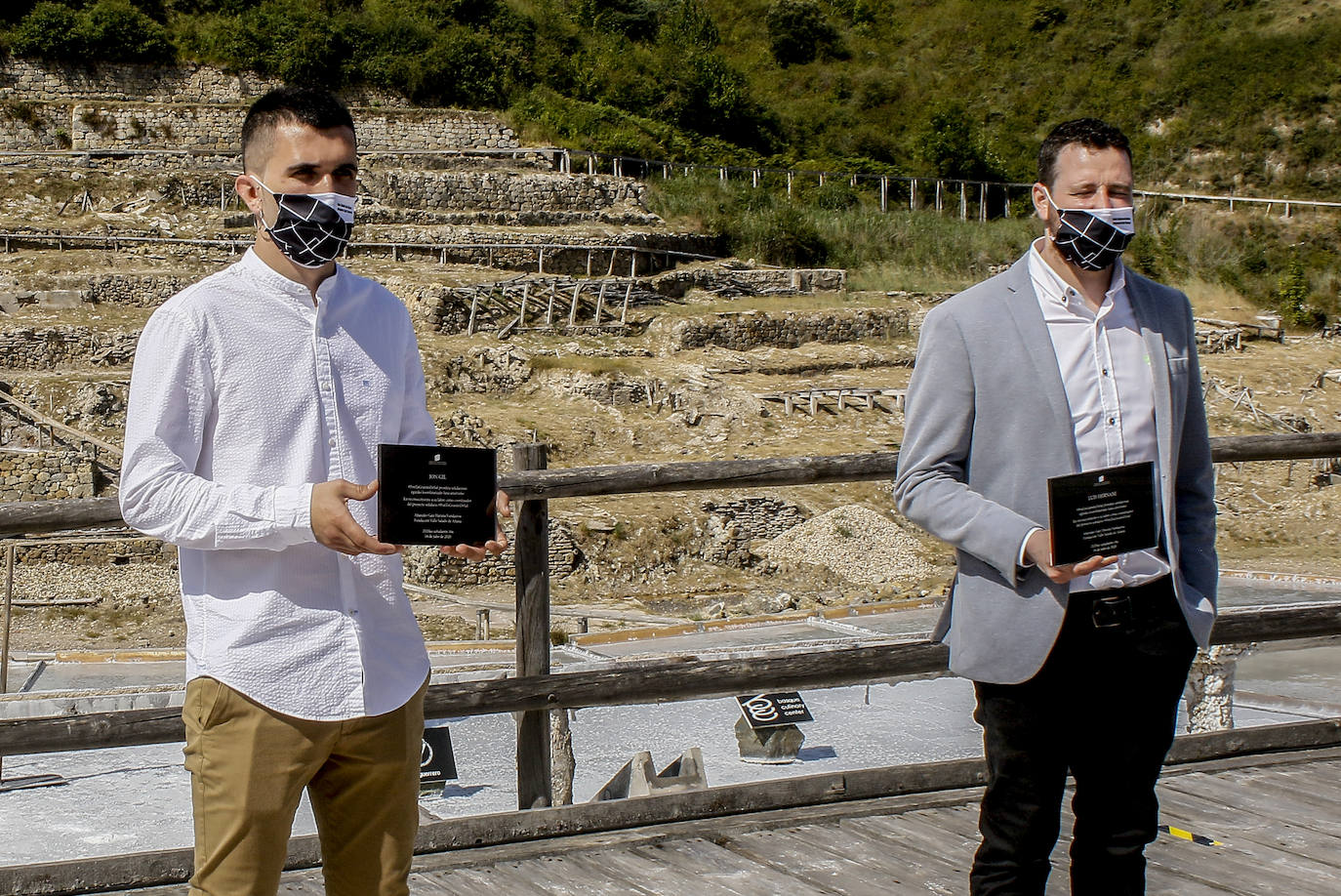 Jon Gil, con la placa que lucirá en una era del Valle Salado.