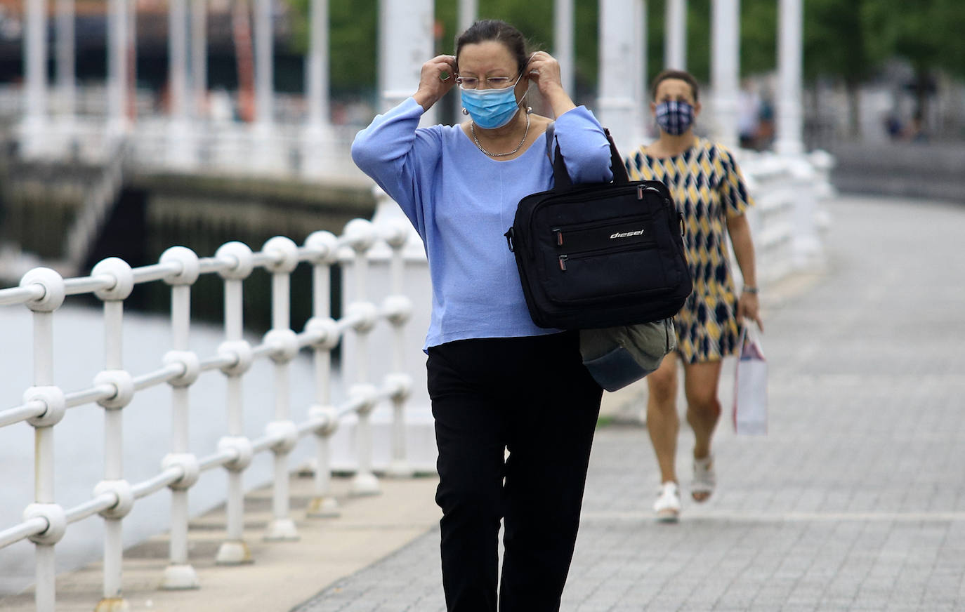 Fotos: Primer día de mascarilla obligatoria en Bizkaia