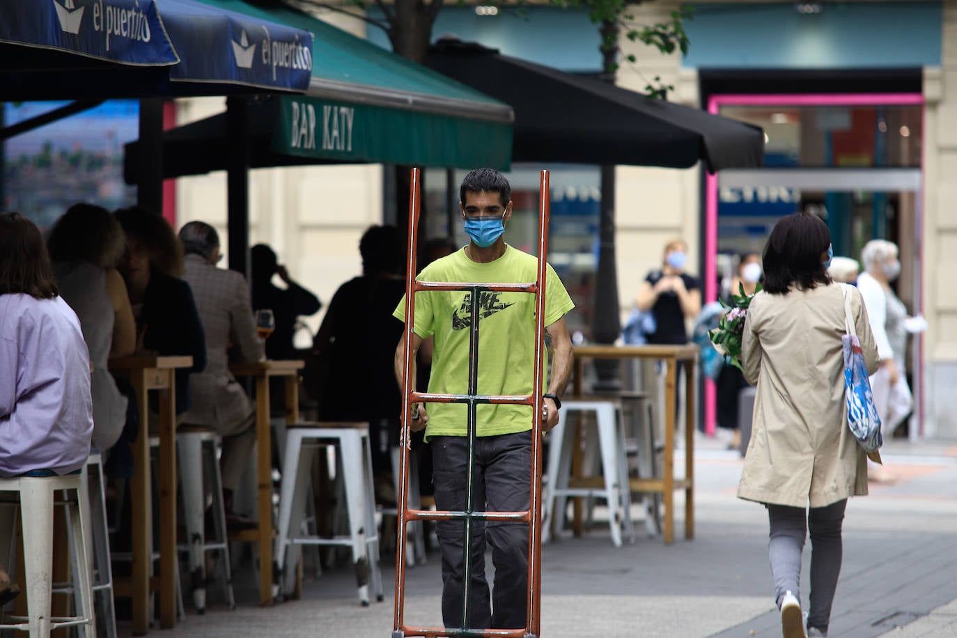 Fotos: Primer día de mascarilla obligatoria en Bizkaia