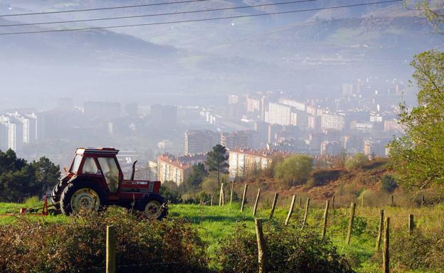 Un tractor labra la tierra en Monte Avril. 