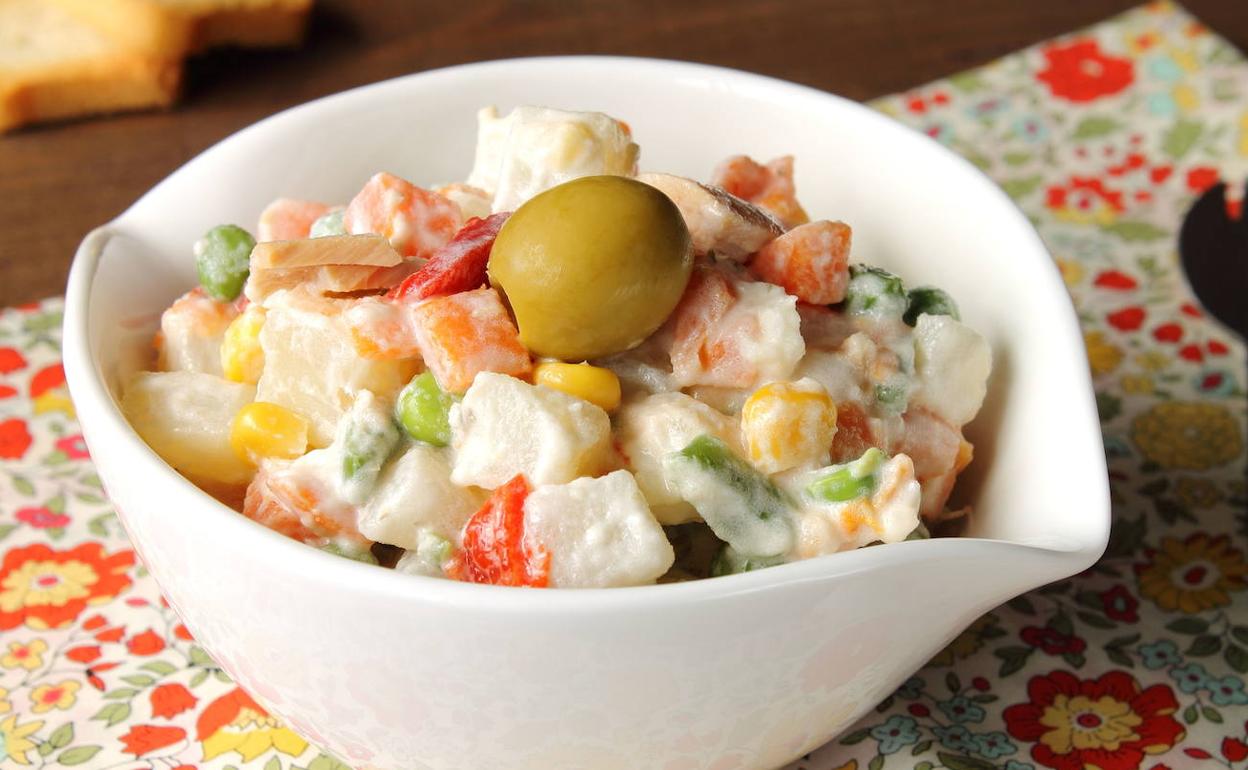 La ensaladilla rusa es la tentación veraniega por excelencia.