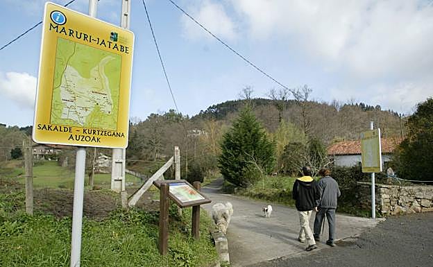 Panel informativo de un sendero en Maruri. 
