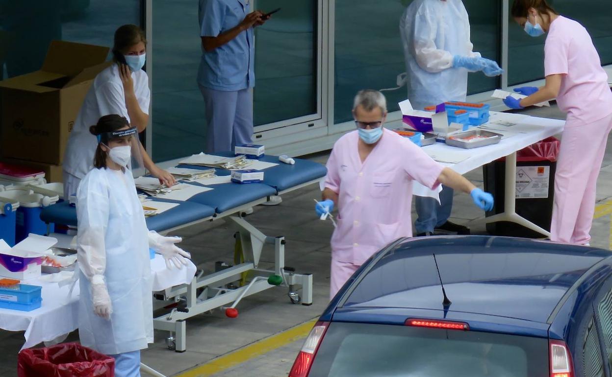 Sanitarios del Hospital de Eibar realizan test PCR a conductores de vehículos en el parking del centro.