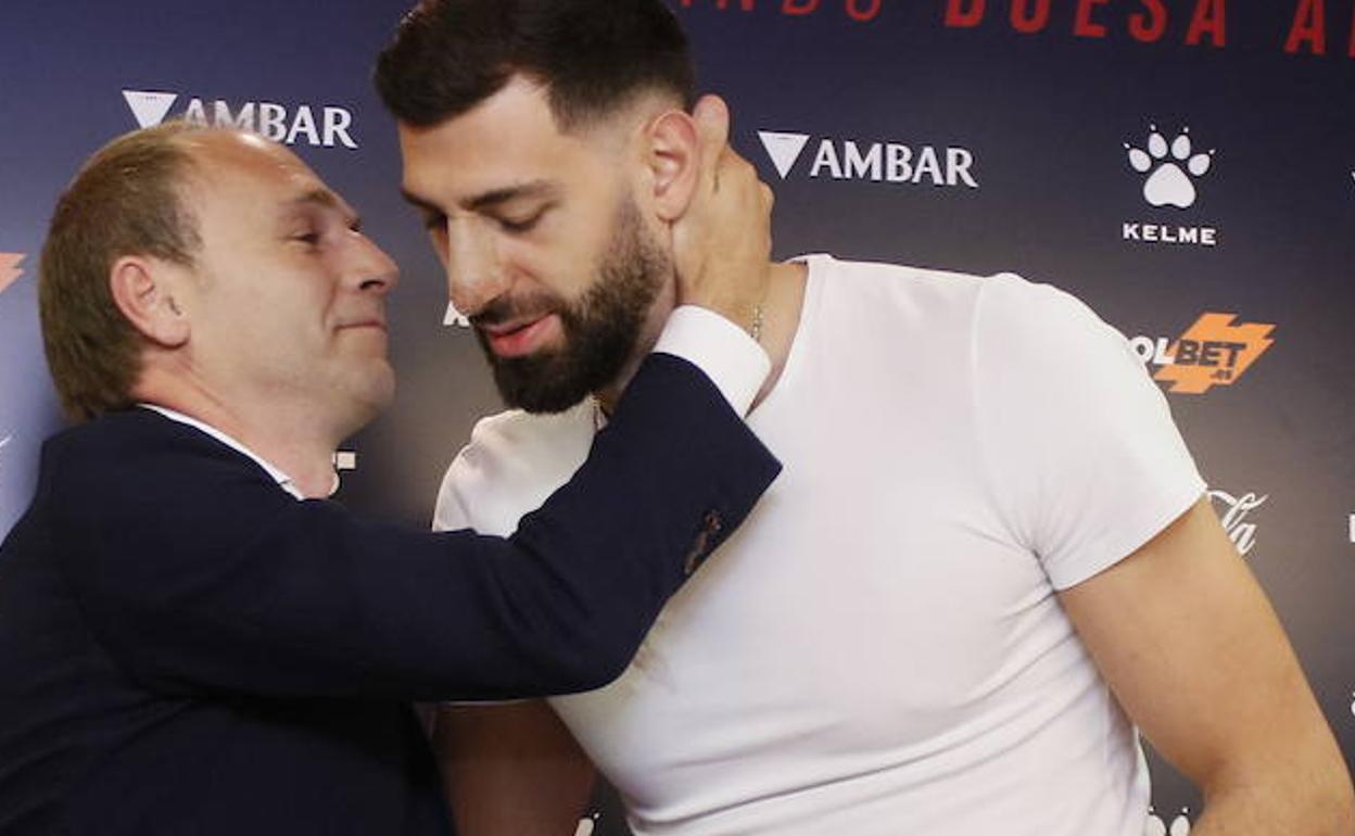 Félix Fernández abraza a Shengelia durante su despedida