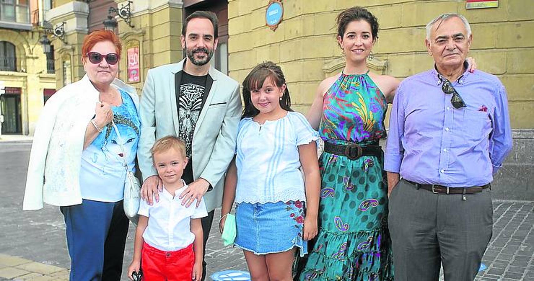 Mari Nieves Aguirre, Markel, Rubén y Adriana Fernández, Andrea Jiménez y Leo Fernández. 
