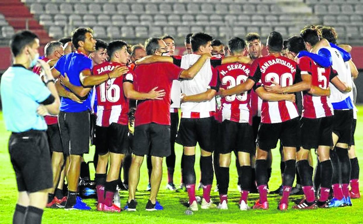 Los jugadores del Bilbao Athletic hacen piña durante los lanzamientos de penaltis en Algeciras.