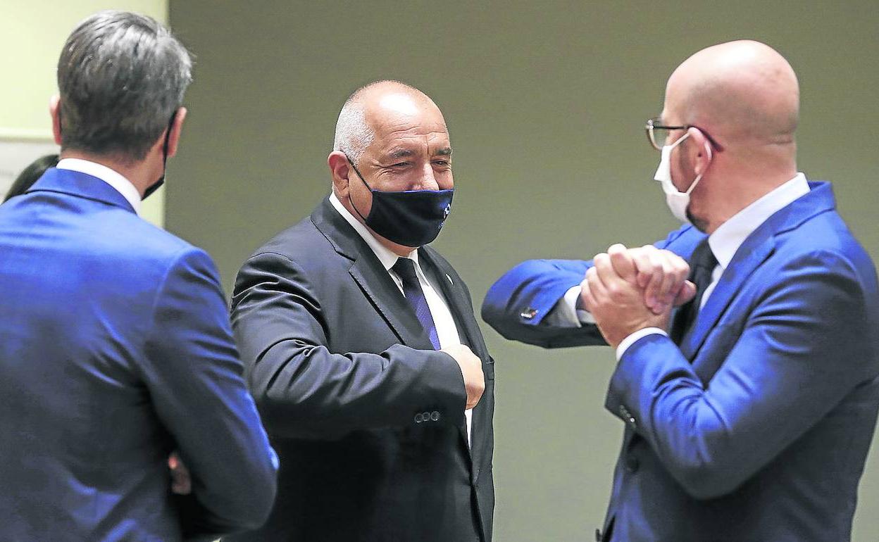 El presidente del Consejo Europeo, Charles Michel, saluda con el codo a los mandatarios poco antes del comienzo de la cumbre en Bruselas.