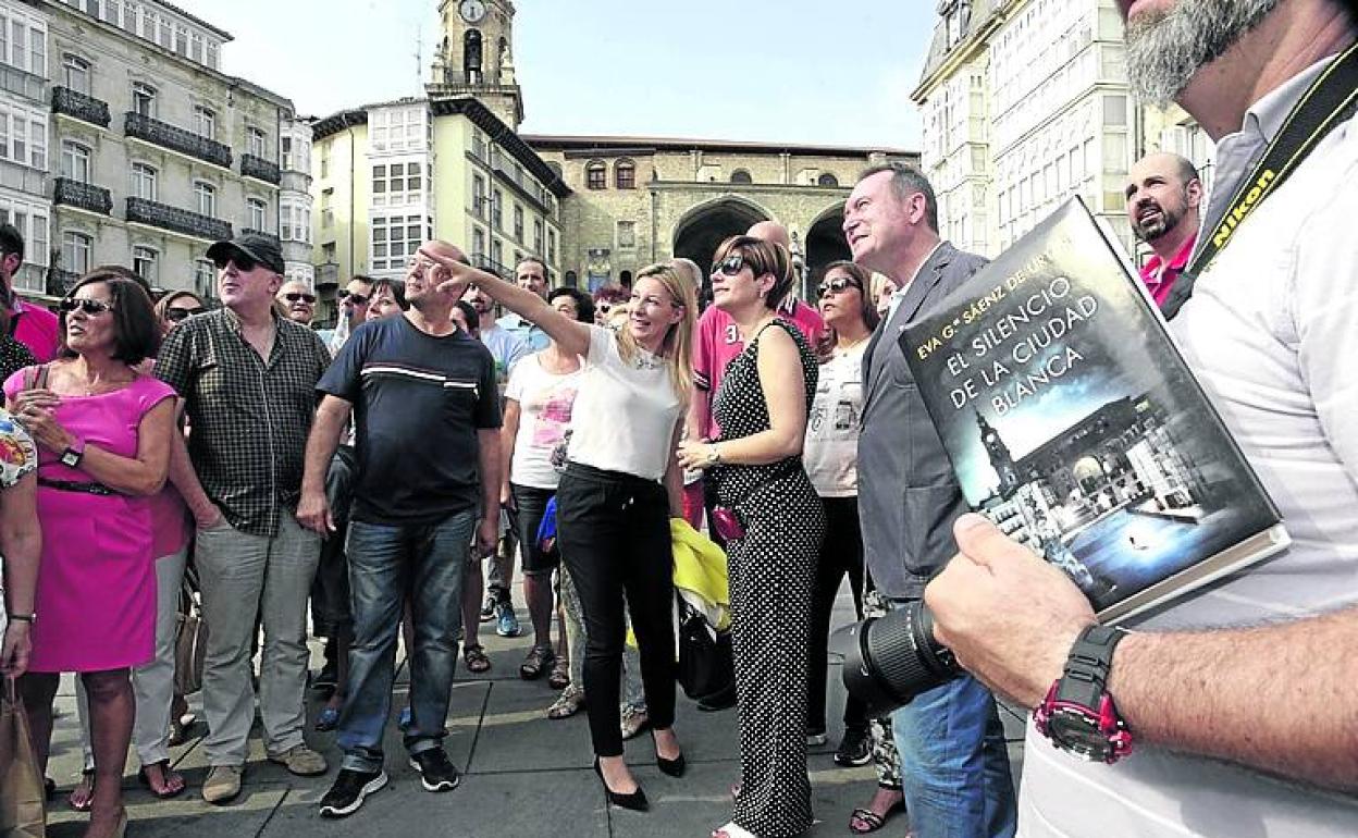 Sáenz de Urturi, señalando una de las localizaciones.