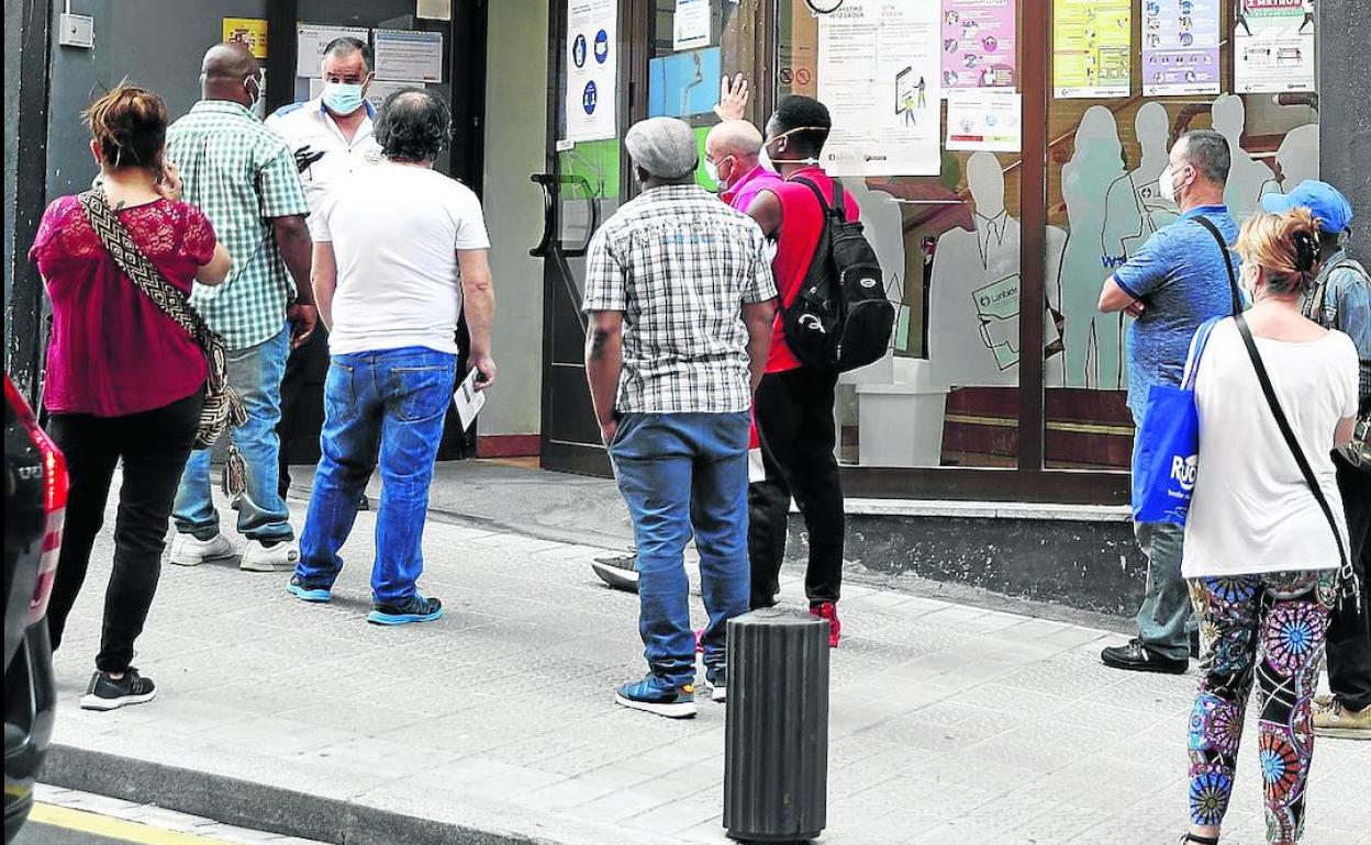 Cola en una de las oficinas de Lanbide en Bilbao tras su reapertura.