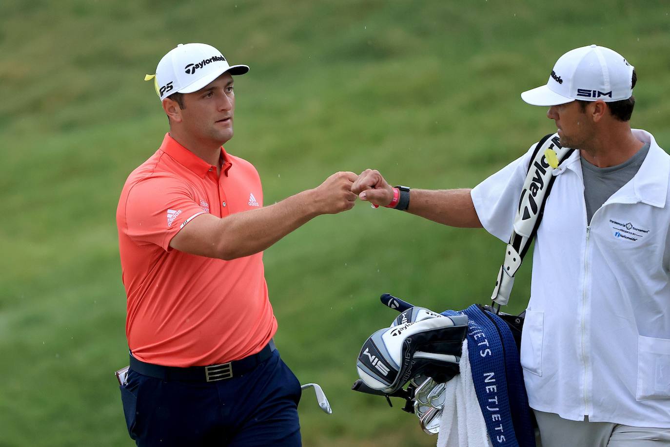 Jon Rahm celebra con su caddy Adam Hayes la victoria del torneo The Memorial en el Muirfield Village Golf Club en Dublin, Ohio.
