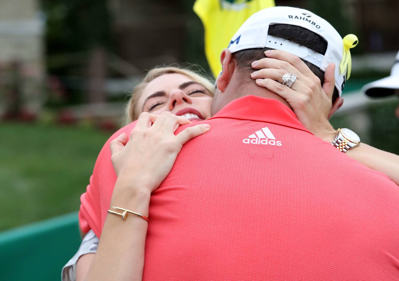 Rahm celebra el triunfo junto a su mujer.