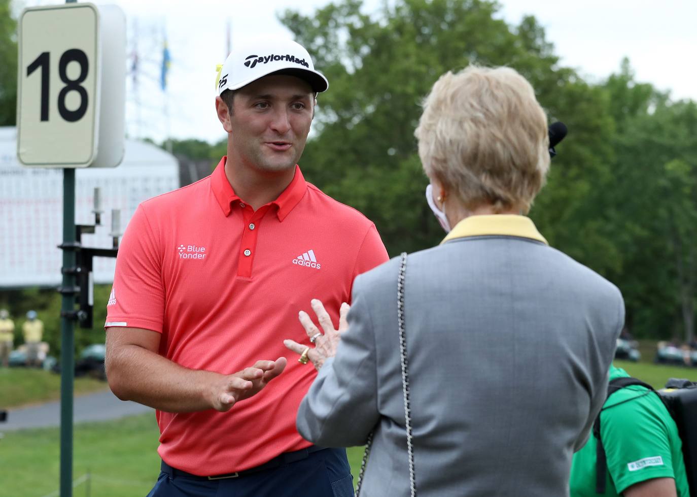 Rahm charla con Barbara Nicklaus tras la victoria.