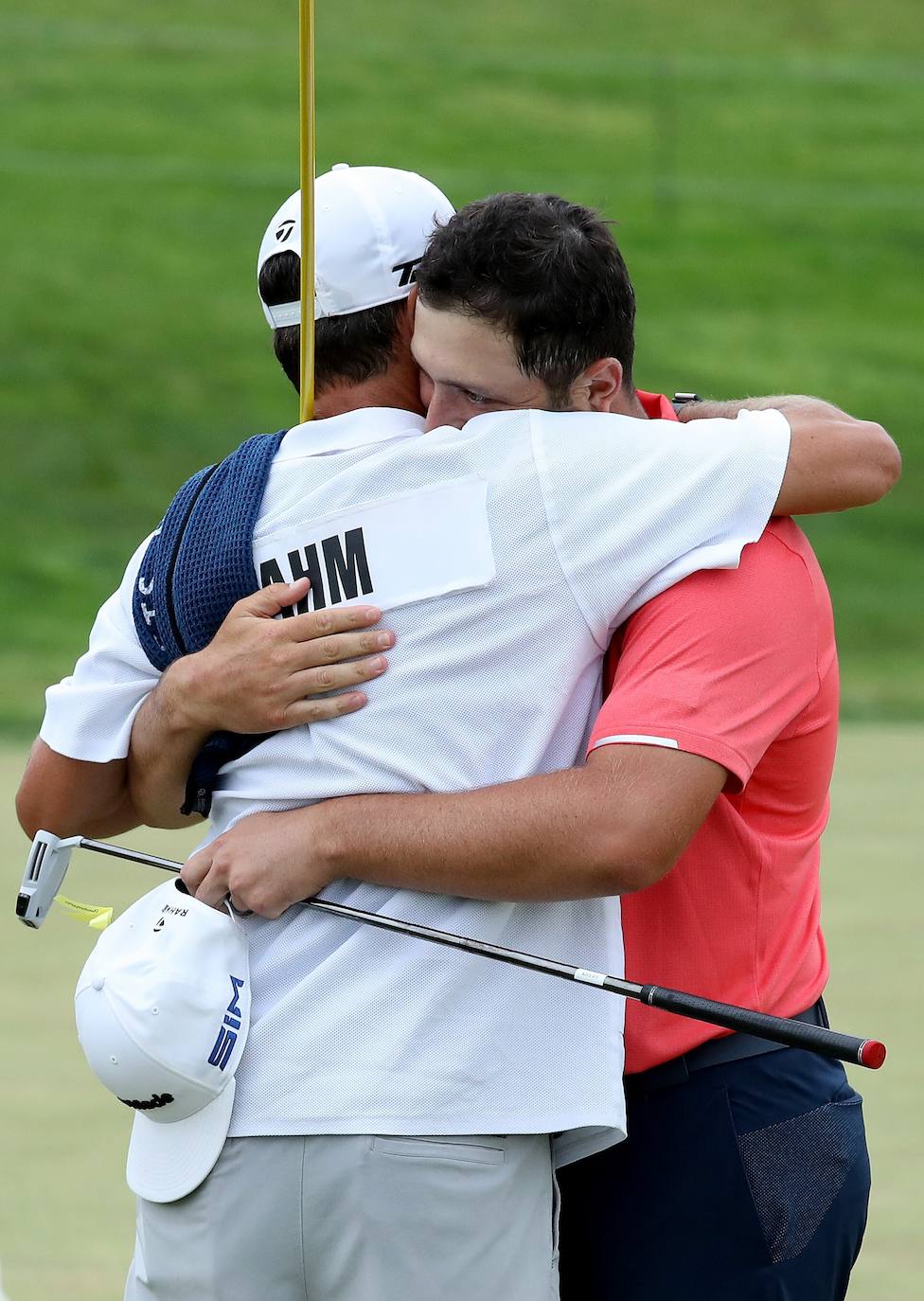 Jon Rahm celebra con su caddy Adam Hayes la victoria del torneo The Memorial en el Muirfield Village Golf Club en Dublin, Ohio.