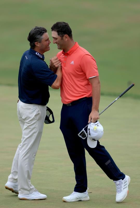 Jon Rahm recibe la felicitación de su rival Ryan Palmer.