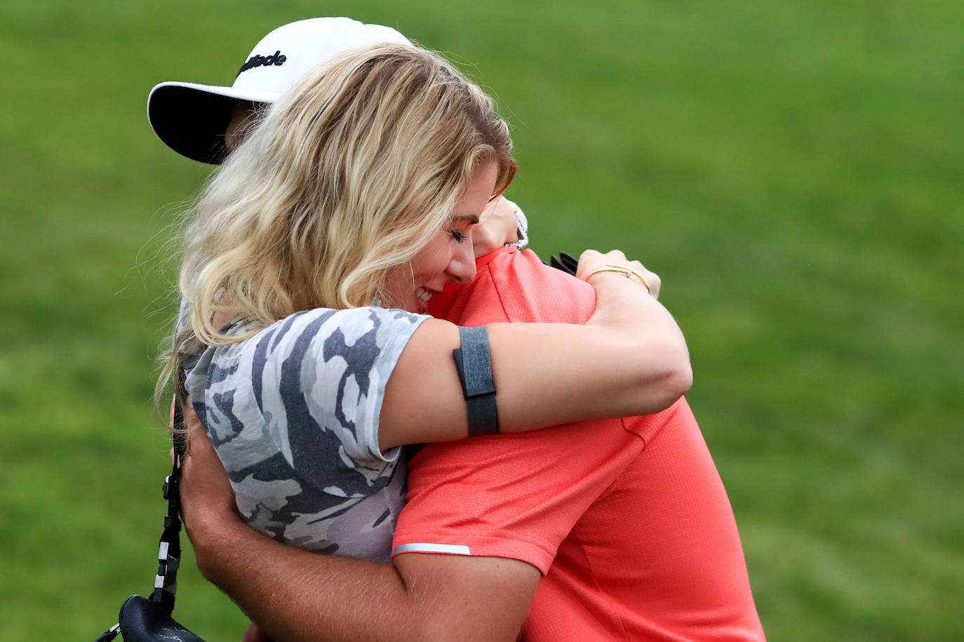Rahm celebra el triunfo junto a su mujer.