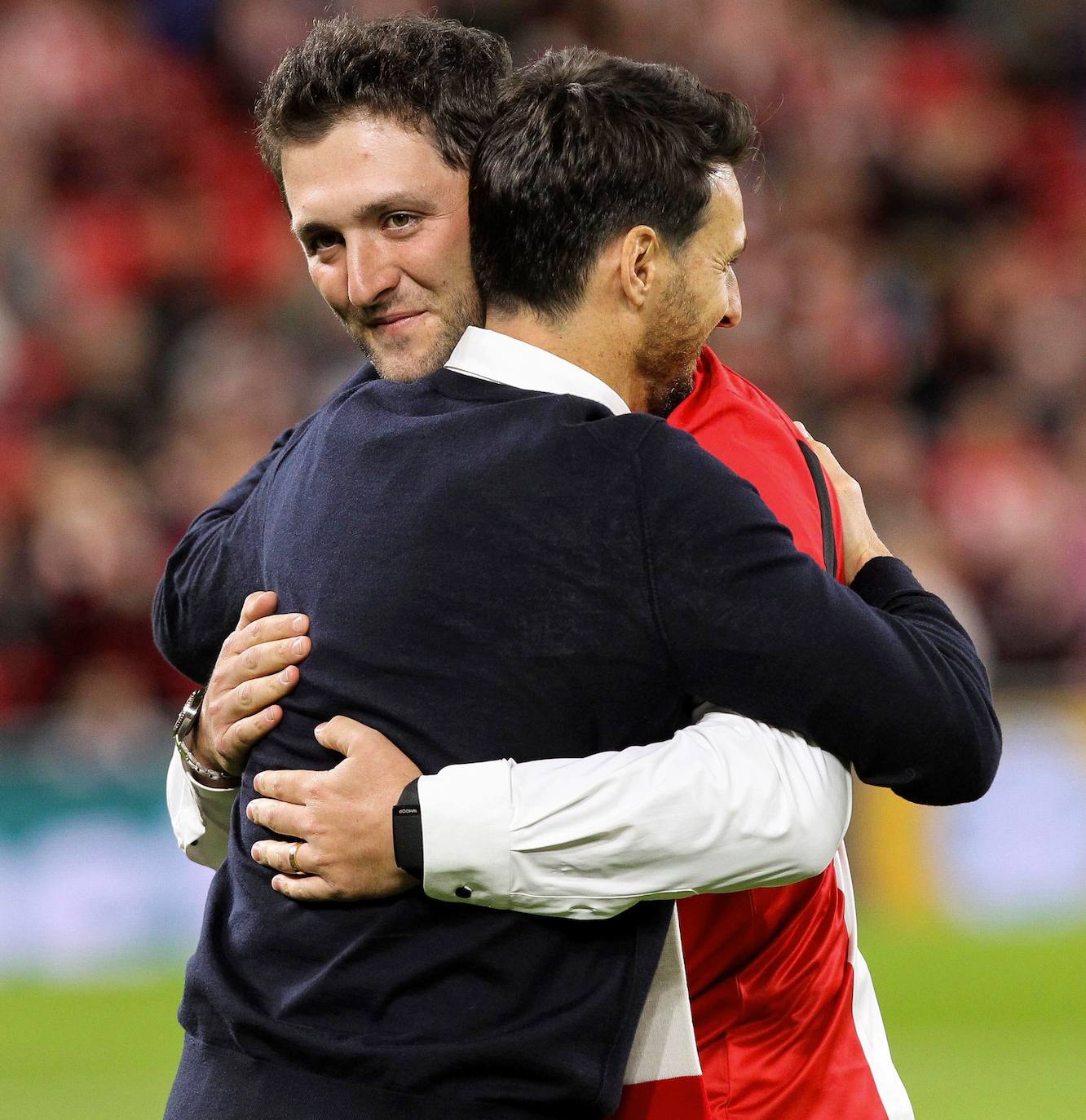 Jon Rahm y Aduriz se abrazan tras el saque de honor en San Mamés en 2019.