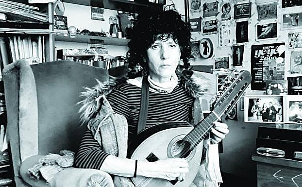 Imagen principal - Arriba, Coral Alonso, de Aerolíneas Federales y Heroínas, armada con una mandolina. En medio, Joseba Irazoki (Zup, Onddo, On Benito y Atom Rhumba, y guitarrista de Nacho Vegas, Duncan Dhu, Mikel Erentxun, Rafa Rueda y Petti) busca otra perspectiva al confinamiento a través del acuario. Debajo, Ariadna Paniagua, de Los Punsetes, con mascarilla y su eterna máquinade coser. 